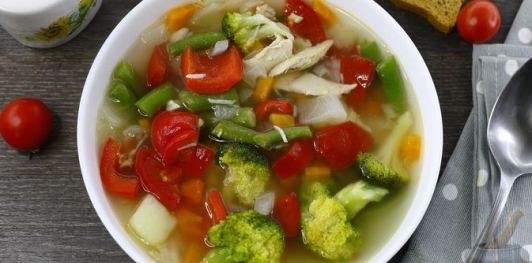Куриный суп с брокколи и стручковой фасолью