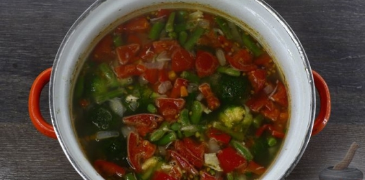 Куриный суп с брокколи и стручковой фасолью