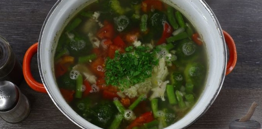 Куриный суп с брокколи и стручковой фасолью