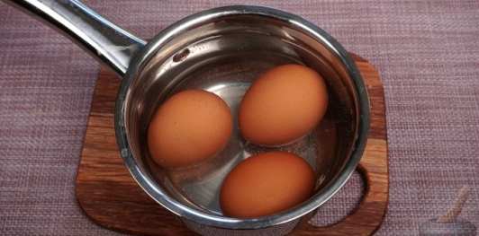 Лаваш с сыром, яйцами и зеленью, на мангале