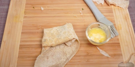 Лаваш с сыром, яйцами и зеленью, на мангале