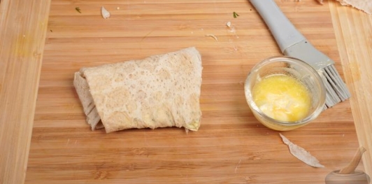Лаваш с сыром, яйцами и зеленью, на мангале