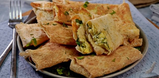 Лаваш с сыром, яйцами и зеленью, на мангале