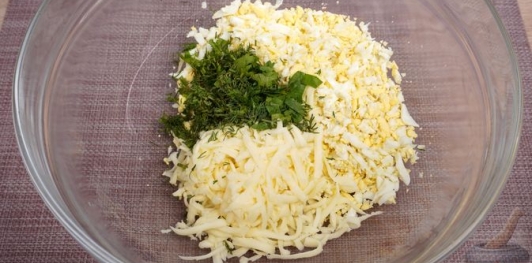 Лаваш с сыром, яйцами и зеленью, на мангале