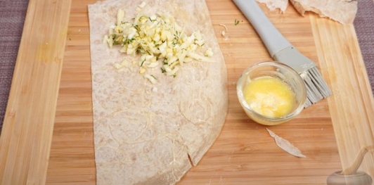 Лаваш с сыром, яйцами и зеленью, на мангале