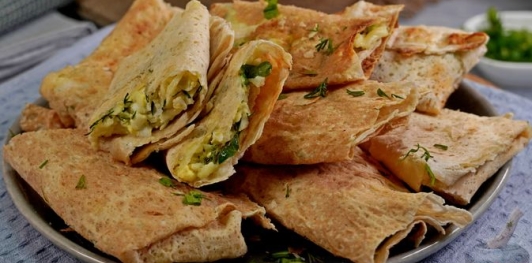 Лаваш с сыром, яйцами и зеленью, на мангале