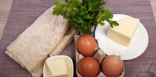 Лаваш с сыром, яйцами и зеленью, на мангале