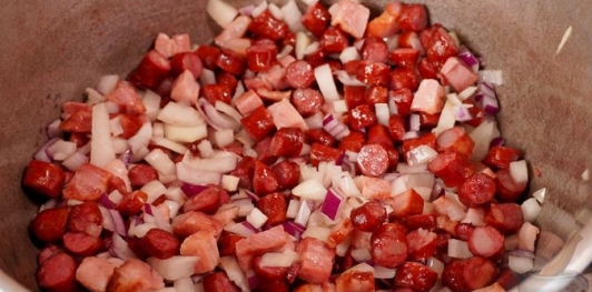 Лечо с кабачками и колбасками