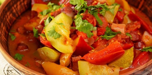 Лечо с кабачками и колбасками