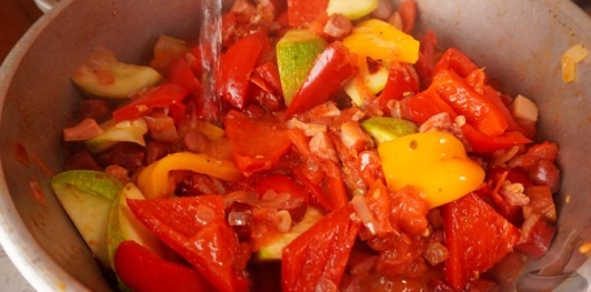 Лечо с кабачками и колбасками