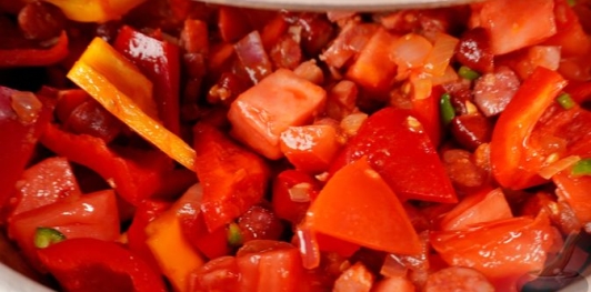 Лечо с кабачками и колбасками