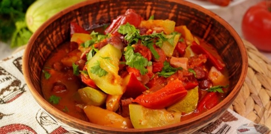 Лечо с кабачками и колбасками