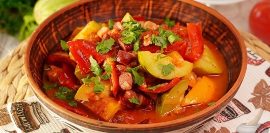 Лечо с кабачками и колбасками