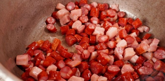 Лечо с кабачками и колбасками