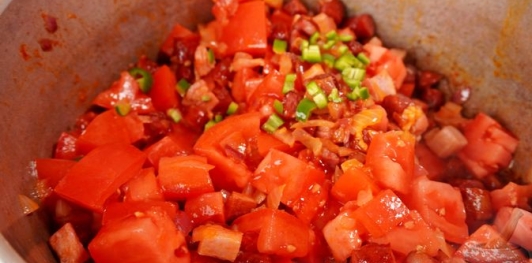 Лечо с кабачками и колбасками