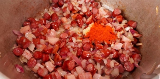 Лечо с кабачками и колбасками