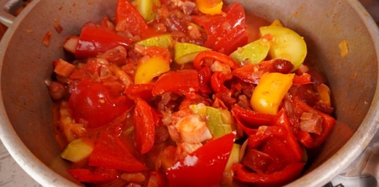 Лечо с кабачками и колбасками