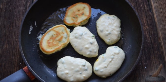 Ленивые пирожки с луком и яйцом