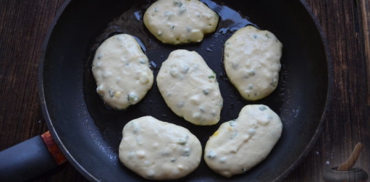 Ленивые пирожки с луком и яйцом