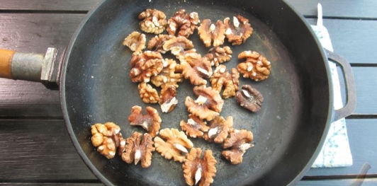 Ленивый штрудель с яблоками, орехами и изюмом из слоёного теста