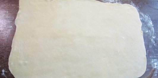 Ленивый штрудель с яблоками, орехами и изюмом из слоёного теста