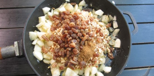 Ленивый штрудель с яблоками, орехами и изюмом из слоёного теста