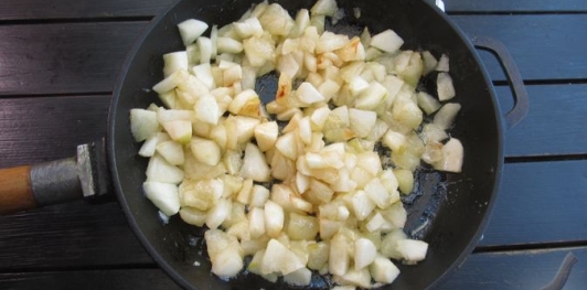Ленивый штрудель с яблоками, орехами и изюмом из слоёного теста