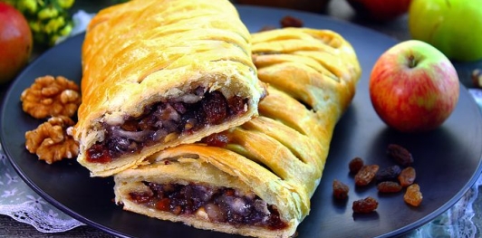 Ленивый штрудель с яблоками, орехами и изюмом из слоёного теста