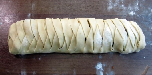 Ленивый штрудель с яблоками, орехами и изюмом из слоёного теста
