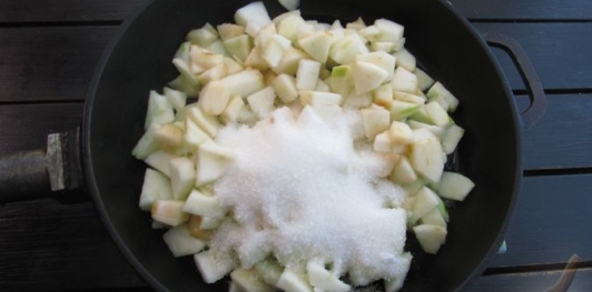 Ленивый штрудель с яблоками, орехами и изюмом из слоёного теста