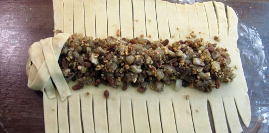 Ленивый штрудель с яблоками, орехами и изюмом из слоёного теста