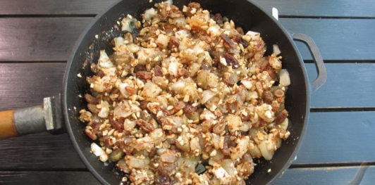 Ленивый штрудель с яблоками, орехами и изюмом из слоёного теста