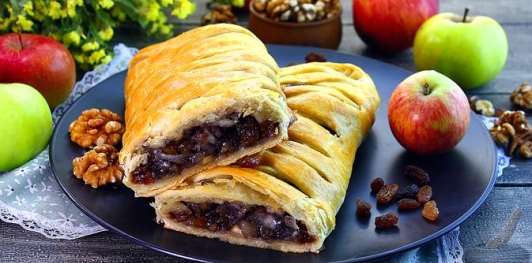Ленивый штрудель с яблоками, орехами и изюмом из слоёного теста