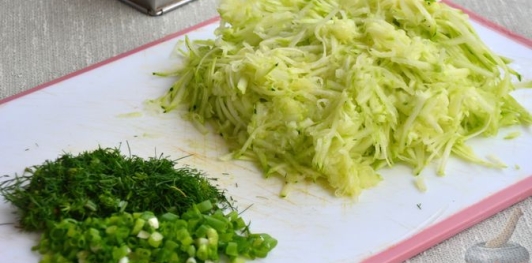 Лепёшка из кабачков с сыром и зеленью (на сковороде)