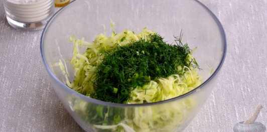 Лепёшка из кабачков с сыром и зеленью (на сковороде)