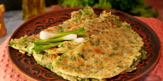 Лепёшки из слоёного теста с зелёным луком
