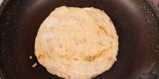 Лепёшки с луком на сковороде