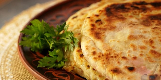 Лепёшки с луком на сковороде