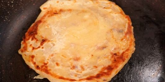 Лепёшки с луком на сковороде