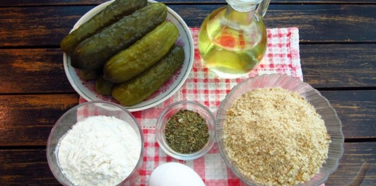 Маринованные огурцы, жаренные в панировке
