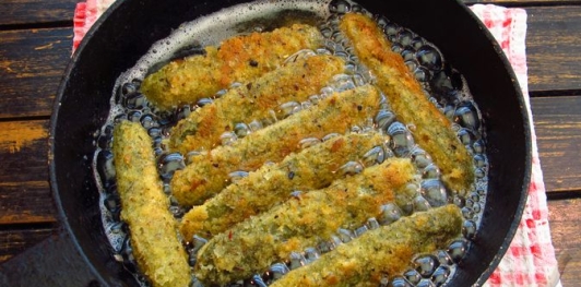 Маринованные огурцы, жаренные в панировке