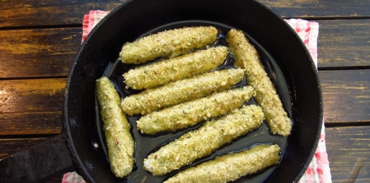 Маринованные огурцы, жаренные в панировке