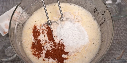 Медовые маффины со сливами и маком