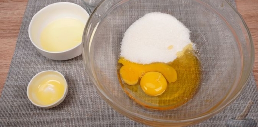 Медовые маффины со сливами и маком