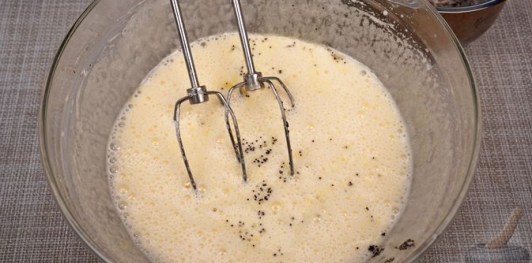 Медовые маффины со сливами и маком