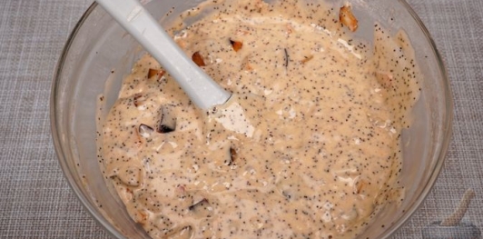 Медовые маффины со сливами и маком