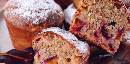 Медовые маффины со сливами и маком