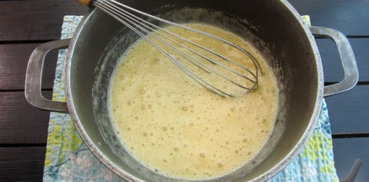 Медовый рулет с яблоками