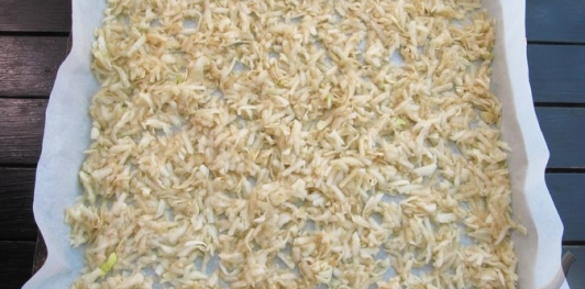 Медовый рулет с яблоками