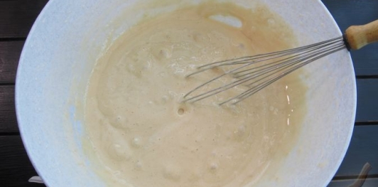Медовый рулет с яблоками
